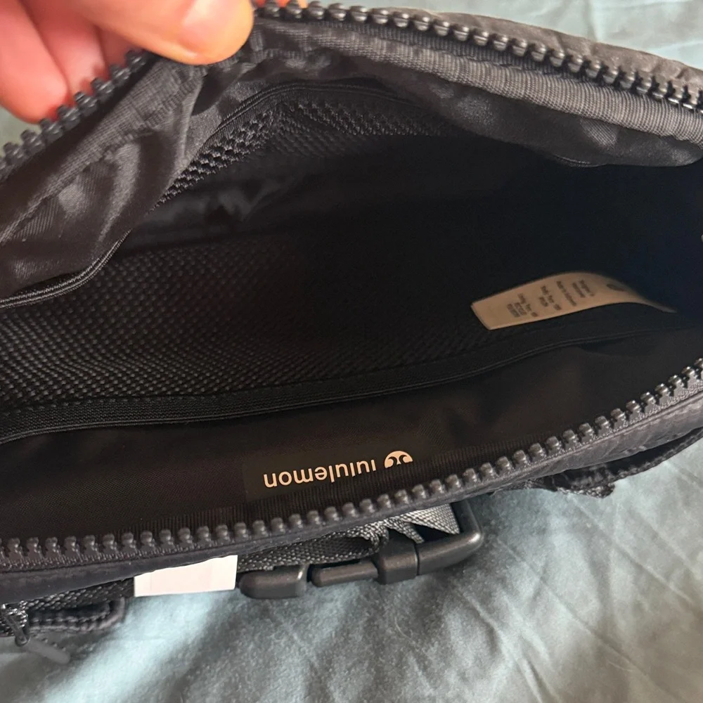 lululemon athletica Black Quilted waist bag 
( Fanny pack ) - Picture 4 of 8